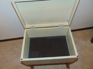 lot 103 image: Henredon storage box on legs