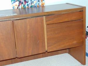 lot 123 image: Mid-Century Modern Credenza Desk by Kimball Beautiful Walnut Wood Highly Useful