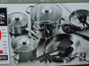lot 208 image: New 12 piece cookware set in box 