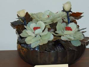 lot 228 image: Bowl with jade flowers