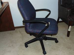 lot 233 image: Office chair doesnt go up