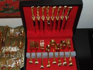 lot 292 image: Supreme cutlery - 90 pieces - Golden Aristocrat - 23 carat gold vermai on fine stainless