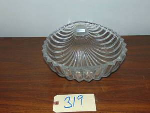 lot 319 image: Vintage Villeroy & Boch Platano Shell Design Crystal Bowl Heavy Crystal from West Germany