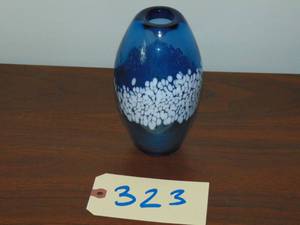 lot 323 image: Modern Hand Blown Art Blue and White  Glass Short  Glass Vase 7 tall