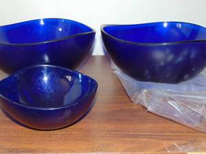 lot 328 image: Set of 3 intage Cobalt Blue Plastic Wovo Design