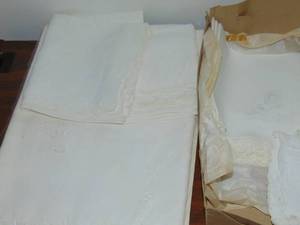 lot 367 image: 38 pieces of real linen 4 table cloths and napkins