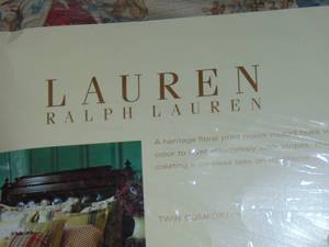 lot 390 image: 1 Ralph Lauren comforter, twin new
