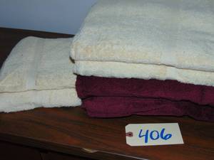lot 406 image: Charisma Bath Towels, 4 28x56 6 hand towels 3 wash cloths not used