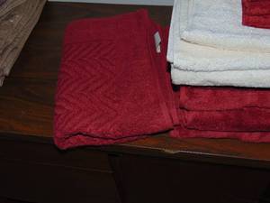 lot 409 image: 6 Bath towels mixed 6 hand towels, 9 hand towels 1 rugmatt new