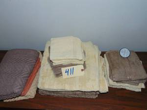 lot 411 image: 4 Bath towels 4 hand towels 8 wash cloths 3 bath tub floor mats