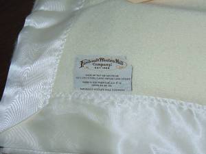 lot 424 image: King, white, wool blanket new Faribault Woolen Mill