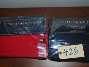 lot 426 image: 2 Tommy Hilfiger sheets I flat navy, I fitted red twin XL New