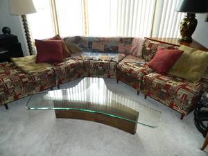 lot 4 image: Vintage  SJ Campbell 3 PC Sectional (100 x 72  ) and  Ottoman 32 x 32 in mint condition