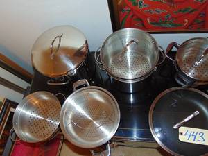 lot 443 image: Mixed pots and pans Calphalon, Analon, Invitations, Salt, Endurance, Farberware