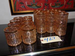 lot 427 image: Glod trim glasses 10 tall, 8 shorter tumblers