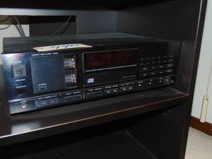 lot 440 image: Luxman compact disc player D105U made about 1989 with owners manual