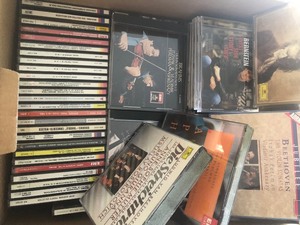 lot 313 image: Box with assorted Classical Music CDs 80 Review Pictures