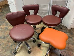 lot 148 image: Lot of 4 Rolling Nail Chairs