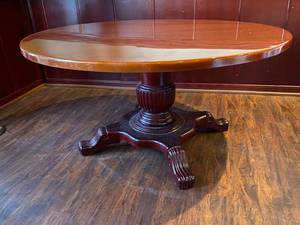lot 157 image: Beautiful 5 Foot Diameter Table