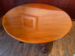 lot 158 image: Beautiful 5 Foot Diameter Table
