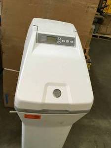LOT WITH GE 40,200 Grain Water Softener HAS SMALL CRACK ON TOP SEE PICS USED