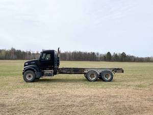 lot 2 image: 2004 Volvo VHD Cab and Chassis