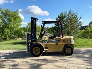 lot 4 image: Caterpillar DP-40 Forklift
