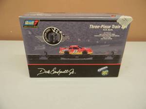 lot 4 image: DALE EARNHARDT JR REVELL COLLECTION THREE PIECE TRAIN SET HO SCALE - OREO  RITZ #8  - 1 OF 5160 DIE CAST REPLICAS - WITH COA - NEW IN BOX - SEE PICTURES