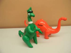 lot 9 image: SINCLAIR DINO DINOSAUR ADVERTISING HANGING BLOW-UP & RARE ORANGE SINCLAIR DINOSAUR ADVERTISING HANGING BLOW UP - GREAT PIECES FOR THE MAN CAVE - NICE - SEE PICTURES