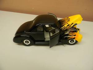 lot 15 image: Universal Hobbies 1940 Ford Deluxe Hot Rod Black Yellow Flame Print - 118 Scale Die Cast - NICE - SEE PICTURES