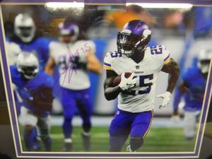 lot 38 image: MINNESOTA VIKINGS LATAVIUS MURRAY SIGNED 8 BY 10 PROFESSIONALLY FRAMED PHOTO WITH COA - NEW - AWESOME PIECE - SEE PICTURES