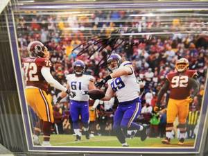 lot 39 image: MINNESOTA VIKINGS DAVID MORGAN SIGNED 8 BY 10 PROFESSIONALLY FRAMED PHOTO WITH COA - NEW - AWESOME PIECE - SEE PICTURES