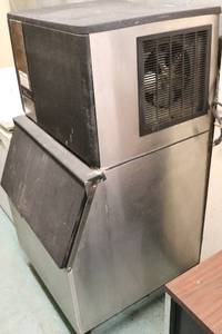 lot 4 image: Ice Machine