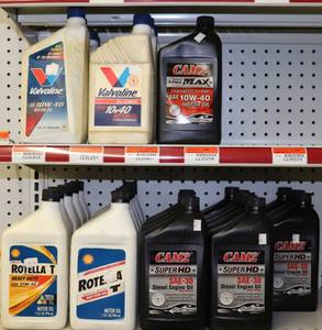 lot 40 image: Approx 30qts Motor Oil