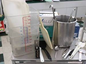 lot 65 image: Kitchen Items