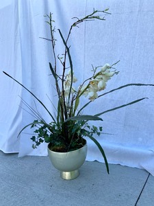 lot 18 image: Faux Floral Centerpiece
