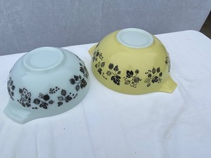 lot 26 image: Pair Pyrex Gooseberry Cinderella Mixing Bowls 443 & 444 Yellow & White