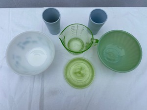 lot 27 image: Vintage Kitchen Lot FireKing, Jadeite, & Vaseline Glass
