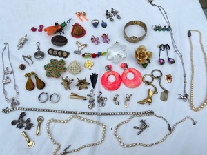 lot 32 image: From the Jewelry Box- Vintage Earrings, Brooches, Necklaces, Pearls, Pendants, Sterling & More