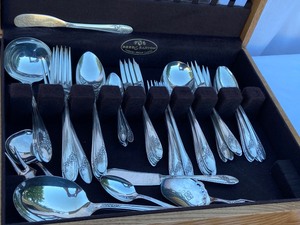 lot 62 image: Set of Silver Plate Flatware with Case Oneida Community Tudor Plate