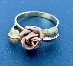 lot 71 image: Vintage 14k Gold Rose Motif Ring w Bakelite Ring Box