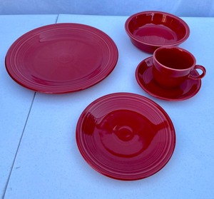 lot 72 image: Boxed 5 Piece Set Fiestaware in Scarlet 830 326