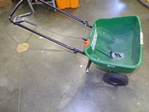 lot 19 image: Lawn Spreader