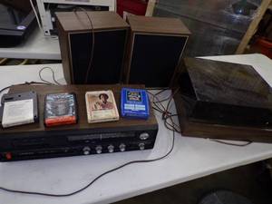 lot 20 image: 8 Track Player with Speakers and turntable
