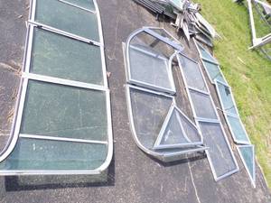 lot 74 image: 4 Boat Windshield Sets