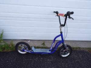 lot 6 image: Huffy Scooter