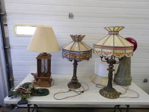 lot 171 image: 3 Lamps with Shades and Dcor