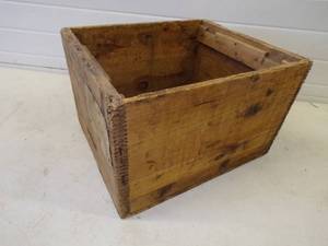 lot 188 image: Vintage Wood Box