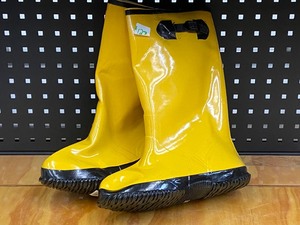lot 127 image: (1) Pair Of Boss Slip-Over Rubber Boots, Size 9