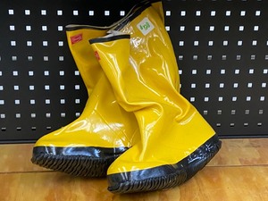 lot 128 image: (1) Pair Of Boss Slip-Over Rubber Boots, Size 9